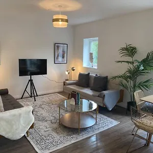 https://fully-furnished-and-stylishly-decorated-apartment-flat-2.cardiffhotelswales.com